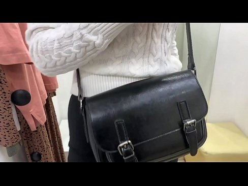 ❤️ Публічна мастурбація молодої сучки FeralBerry фалоімітатором у примірочній Чортове відео  у нас ❌