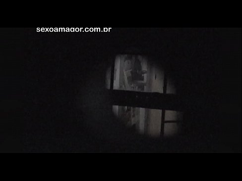❤️ Блонді таємно знімає на відео сусідський вуайерист, прихований за порожнистими цеглами Чортове відео  у нас ❌